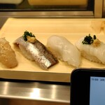 立喰 美登利 - 左から、炙りエンガワ（132円）、いわし（88円）、スミイカ（132円）、えんがわ（110円）
