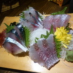 あわ美 - お造り四種盛り（サバ、アジ、イサキ、イシチビキ）￥1,200