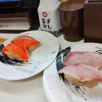 回転寿司みさき - 料理写真:サーモン250円とブリのように見えるが記憶にないもの ?円