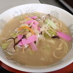 太平軒 - 料理写真:ちゃんぽん・ミニ焼飯セットのちゃんぽん、昨晩と違い此方はフルサイズ、スープもたっぷり入ってて満足度が高い。