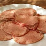 焼肉六福 - 単品　タン塩のお肉。
