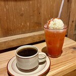 UKIGUMO - ドリンク写真:グアテマラ・いちごのクリームソーダ