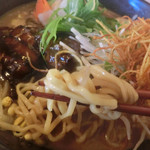 ゆるり 中華食堂 癒食同源 - 白湯しょうゆ角煮くんせい玉子ラーメン 960円。
