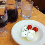 サイゼリヤ - 赤デカンタ小200円とモッツァレラのカプレーゼ430円