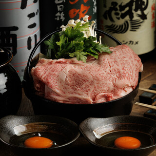 上質な霜降り和牛肩ロースを鉄鍋で味わう特製牛鍋。