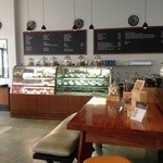 THE LANTERN - 天井高く明るい店内