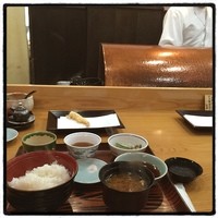 天ぷら 逢坂 - 天ぷら定食。
                天ぷらは一品ずつ揚げてくれる。
                美味い！
                ランチはとてもお得感ある。