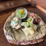 料理 空いろ - ため息のでるような前菜。おひたし、白和、揚げ物、土佐酢和え。山菜やわかさぎ、ほたるいかなど、早春ならではのごちそうたちを存分に楽しませていただきました。