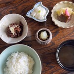 料理 空いろ - 地元産のお米で炊いたおいしいごはんとごはんのお供たち。牛肉のしぐれ煮は味付けは軽やかながら、旨味が強く、ごはんがどんどん進んでしまうおいしさ。自家製なめたけ、やまいも、おつけものも、さっぱりとおいしく、思わずごはんをおかわりしちゃいました。