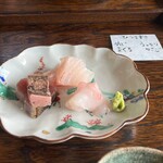 料理 空いろ - 五島列島から届くお魚たち。おさしみのおいしさはいうまでもなく、ご主人がブレンドされるという、つけ醤油も絶品。それぞれのお魚の名前は、女将さんが手書きのメモを添えてくれます。