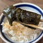 真田家 - 海苔をスープに浸してご飯に巻いて食べます。ウマウマ