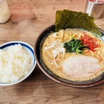 真田家 - 「海老味噌ラーメン」1,090円
「小ライス」Instagram登録サービス