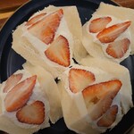 ピーク ロースト コーヒー - 苺サンドの空撮️(*´σｰ｀)
