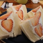 ピーク ロースト コーヒー - ボリュームのある苺フルーツサンド♪※季節によって,違うみたいです♡