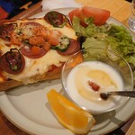 ピーク ロースト コーヒー - ゴージャスなピザトーストに,サラダ&ヨーグルト(*´・ω-)b