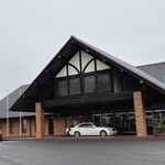 貞宝カントリークラブ - クラブハウスの入り口です。帰る頃には雨が降り出しました