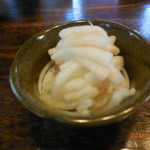 へそまがりうどん - 梅肉あえ大根づけ