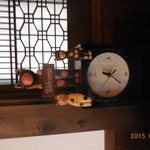 へそまがりうどん - 玄関の時計、和紙の文字盤が素敵
