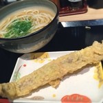 Chimaki - すうどん大 ¥340。穴子一本揚げ ¥150。セルフうどんで穴子の天ぷらは珍しいな¥150とお安いし。箸でサクッと切れないなあ〜まあね作り置きだしね…さあガブリ！……？？？ おーい穴子味が全くしないよー☆*:.｡. o(≧▽≦)o .｡.:*☆ 何食ってるかわかんないよー。強いて言うなら味の付いていない駄菓子屋のソフトカツだよー´д` 