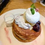 パンケーキ＆ブックス ビブリオテーク - チェリーと桜クリームのお花見パンケーキ1,540円✨️3月のマンスリーパンケーキだそう。生クリーム、バニラアイス、マスカルポーネクリームにグリオットチェリーが乗り、桜カスタードクリームをサンド♪