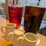 パンケーキ＆ブックス ビブリオテーク - オーガニックアイスコーヒー、アイスローズヒップティー各660円✨️深くて濃いめのコーヒーも美味しく、ローズヒップティーもはちみつ系こシロップが◎✨️