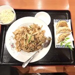 中国家庭料理 謝謝 - 焼肉飯と手作り揚げ餃子のＣセット