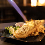 Public House The AXTELL - 【炙りフィッシュ&チップス】当店の新名物！目の前で炙り仕上げる”とろける体験"？　ウチでしか味わえない新フィッシュ&チップスをお楽しみあれ！