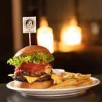 Public House The AXTELL - 【AXTELLバーガー ポテトセット】贅沢なダブルパティ
・ダブルチーズの
AXTELL特製
ハンバーガーです！
ボリューム満点です◎
ジャックダニエルを使用した手作りBBQソースがアクセント！