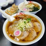 佐野ラーメン いってつ - しょうゆチャーシューと餃子としお