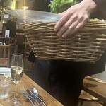 BISTRO FAVORI 代官山 - このカゴに葉物が入ってる