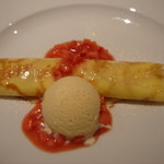 レストラン カーウントカー - クレープ・アイスクリームに苺ソース