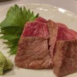 肉匠 紋次郎 - 特上クリ焼目造り880円(税込み950円)。さっと炙ったお刺身です。