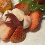 Ecru 117 - 前菜　いちごのカプレーゼ