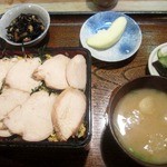 料亭 松本 - 名物となっている鶏弁当