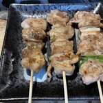 とり美 - 皮(180円)、ぼんじり(180円)、せせりねぎま(200円)の塩