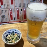 とり美 - 生ビール キリン一番搾り(660円)とお通しのほうれん草のおから和え