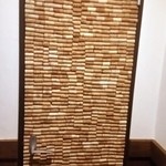 CLOUD NINE - ワインのコルクを貼ったトイレのドア