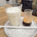TAKAO COFFEE 珈琲焙煎工房 - アイスカフェラテ、ビフォー。ミルクとコーヒー（熱かった！）が別々に来る