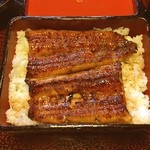 Shinraku - 鰻重。
                        お客さんが来ると昼はうなぎ率高し。