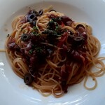 ごはんとおやつ くるり - 料理写真:ホタルイカのプッタネスカ風スパゲッティ(1500円税込)の大盛り(＋200円税込)  前菜とフリードリンクも付きます。