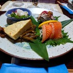 燻製レストラン けむり屋 - 前菜盛り合わせ（スモークサーモン、スモーク〆鯖ほか）