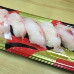 とれとれ市場 鮮魚コーナー - 2014年12月：クエ寿司（５貫、980円）…弾力のある身が美味しいです