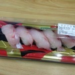 とれとれ市場 鮮魚コーナー - 2014年12月：クエ寿司（５貫、980円）…わさび、ガリ付き