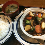 和風れすとらん若 - しっかり作ったビーフシチュー。部位はバラ肉がほねに付いた「ゲタ」という部位だと。適当にゼラチン質があって美味い。付け合わせも注文の後につくる。味噌汁と香の物がつくのも、いかにも。