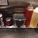 東京油組総本店 - きざみ玉ねぎが入っていました。