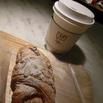 ル パン コティディアン - チーズアーモンドデニッシュ324円、コーヒー410円