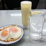 桑田食堂 - 「目玉焼き」（200円）、マヨネーズ、麦水おかわり