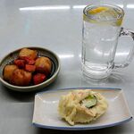 桑田食堂 - 「ポテトサラダ」（150円）、「肉じゃが」（200円）、「麦焼酎」（500円）の水割り