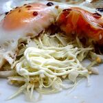 桑田食堂 - 目玉焼きの下の千切りキャベツにマヨネーズ