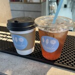 Café Blossom - ドリンク写真:◆カフェラテ（600円）、◆赤しそソーダ（600円）